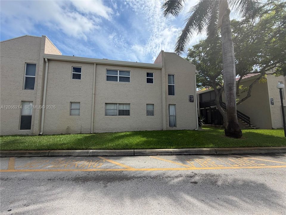 For Rent: $2,300 (3 beds, 2 baths, 1003 Square Feet)