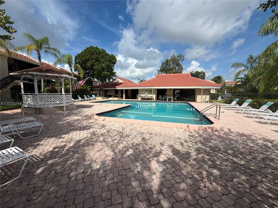 For Rent: $2,300 (3 beds, 2 baths, 1003 Square Feet)