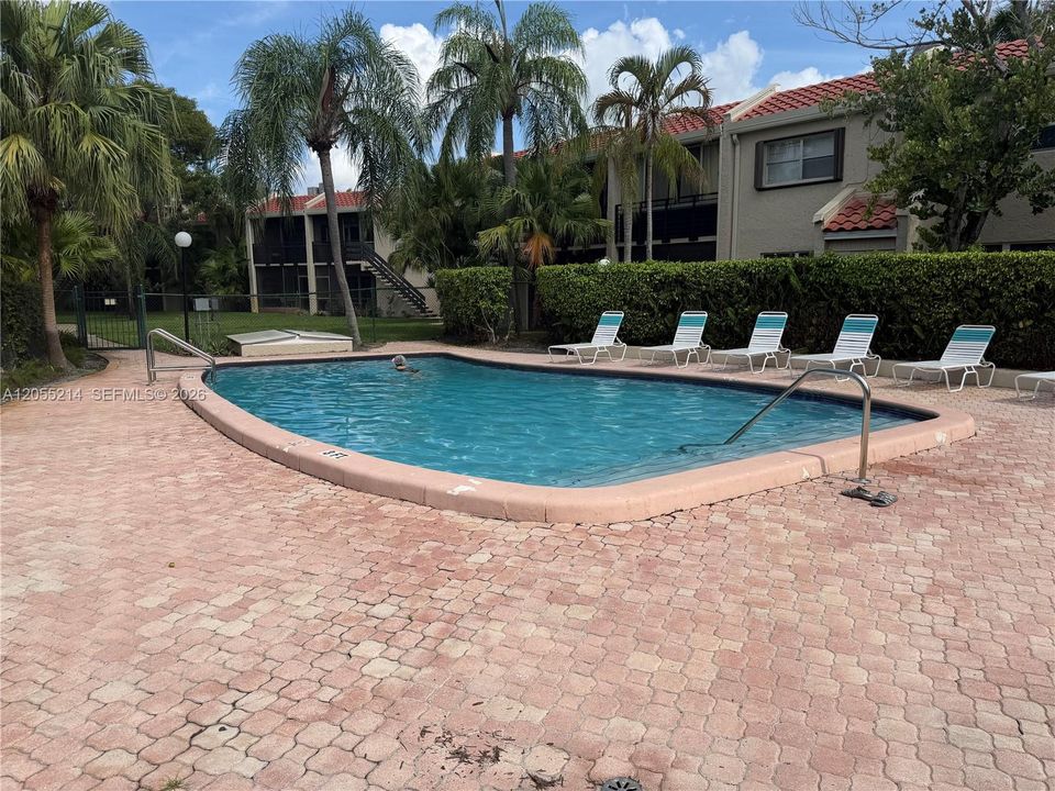 For Rent: $2,300 (3 beds, 2 baths, 1003 Square Feet)