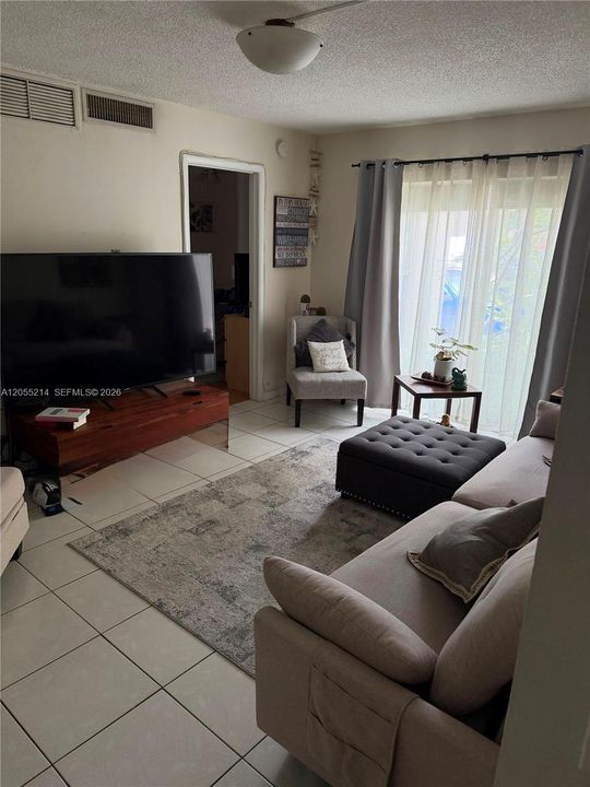 For Rent: $2,300 (3 beds, 2 baths, 1003 Square Feet)