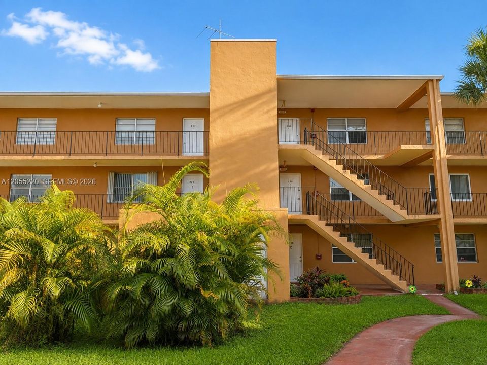 For Rent: $2,150 (2 beds, 2 baths, 915 Square Feet)