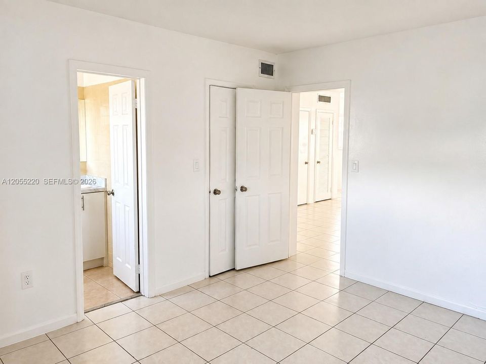 For Rent: $2,150 (2 beds, 2 baths, 915 Square Feet)