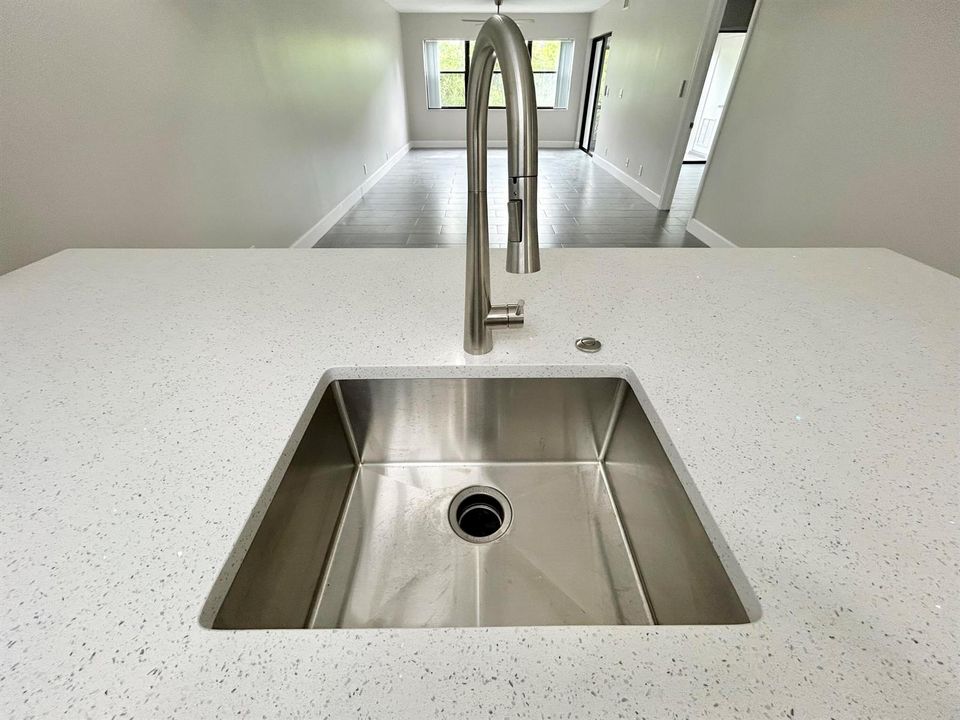 DEEP SINGLE SINK WITH DISPOSAL