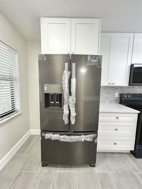 REFRIGERATOR W ICE AND WATER