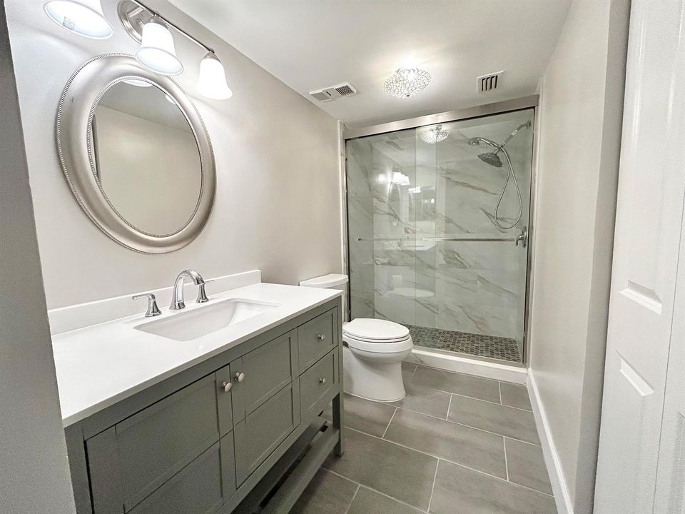 ENSUITE MASTER BATHROOM