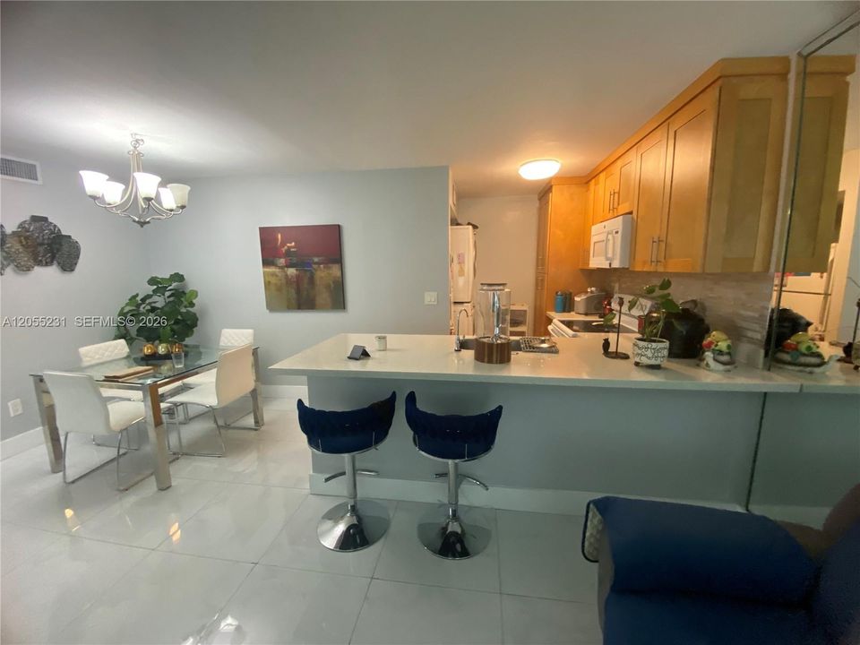 На продажу: $265,000 (2 спален, 2 ванн, 747 Квадратных фут)