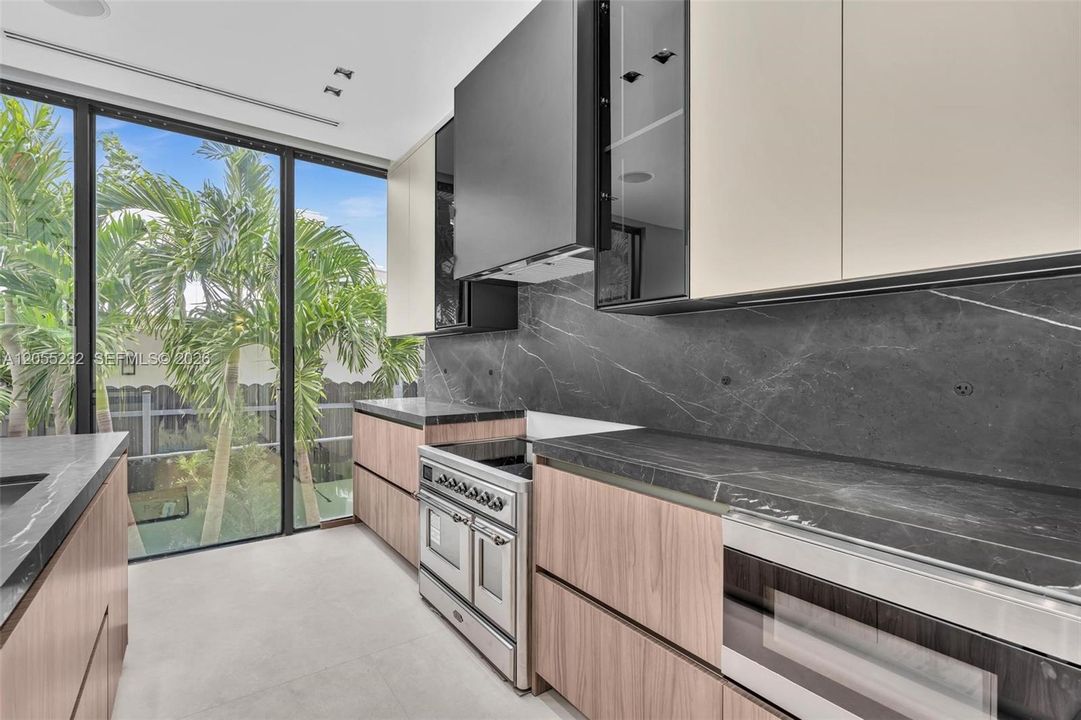 На продажу: $4,975,000 (4 спален, 4 ванн, 3850 Квадратных фут)