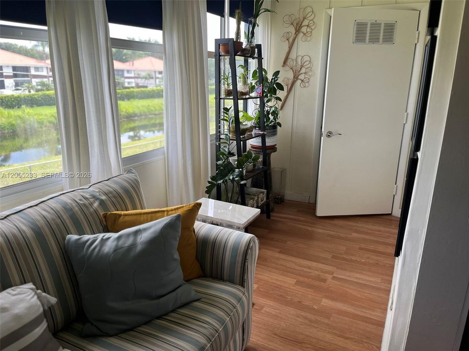 For Sale: $160,000 (2 beds, 2 baths, 907 Square Feet)
