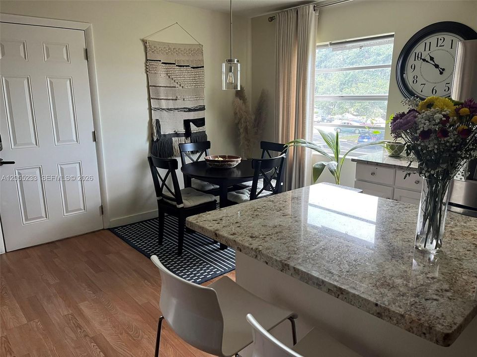 For Sale: $160,000 (2 beds, 2 baths, 907 Square Feet)
