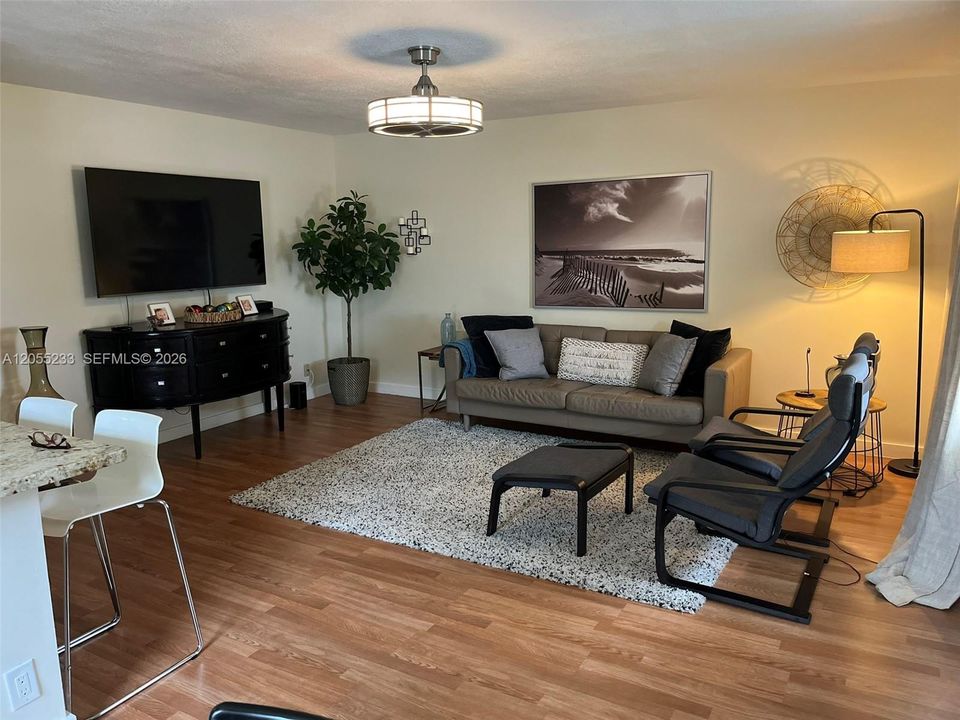 For Sale: $160,000 (2 beds, 2 baths, 907 Square Feet)
