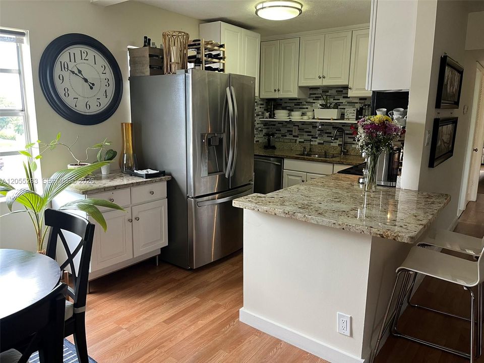 For Sale: $160,000 (2 beds, 2 baths, 907 Square Feet)