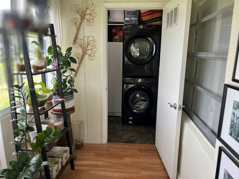For Sale: $160,000 (2 beds, 2 baths, 907 Square Feet)