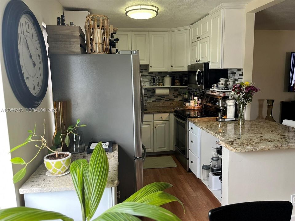 For Sale: $160,000 (2 beds, 2 baths, 907 Square Feet)