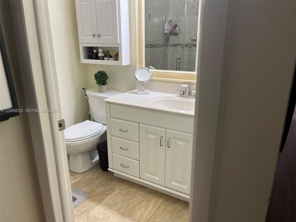 For Sale: $160,000 (2 beds, 2 baths, 907 Square Feet)