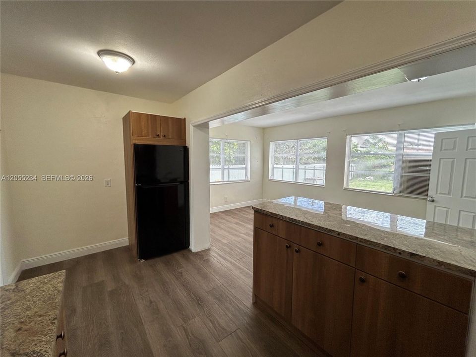 В аренду: $3,495 (4 спален, 2 ванн, 875 Квадратных фут)