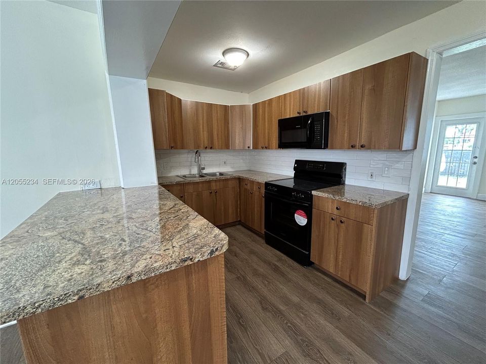 В аренду: $3,495 (4 спален, 2 ванн, 875 Квадратных фут)