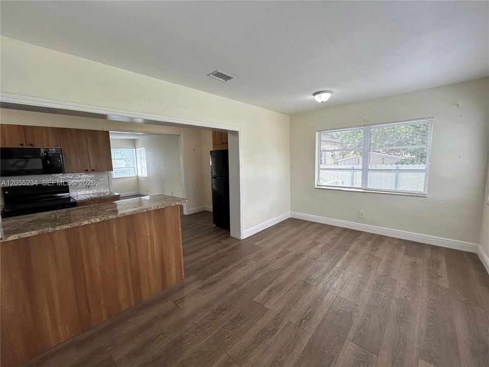 В аренду: $3,495 (4 спален, 2 ванн, 875 Квадратных фут)