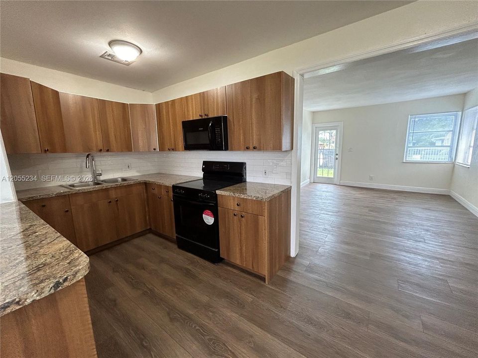 В аренду: $3,495 (4 спален, 2 ванн, 875 Квадратных фут)