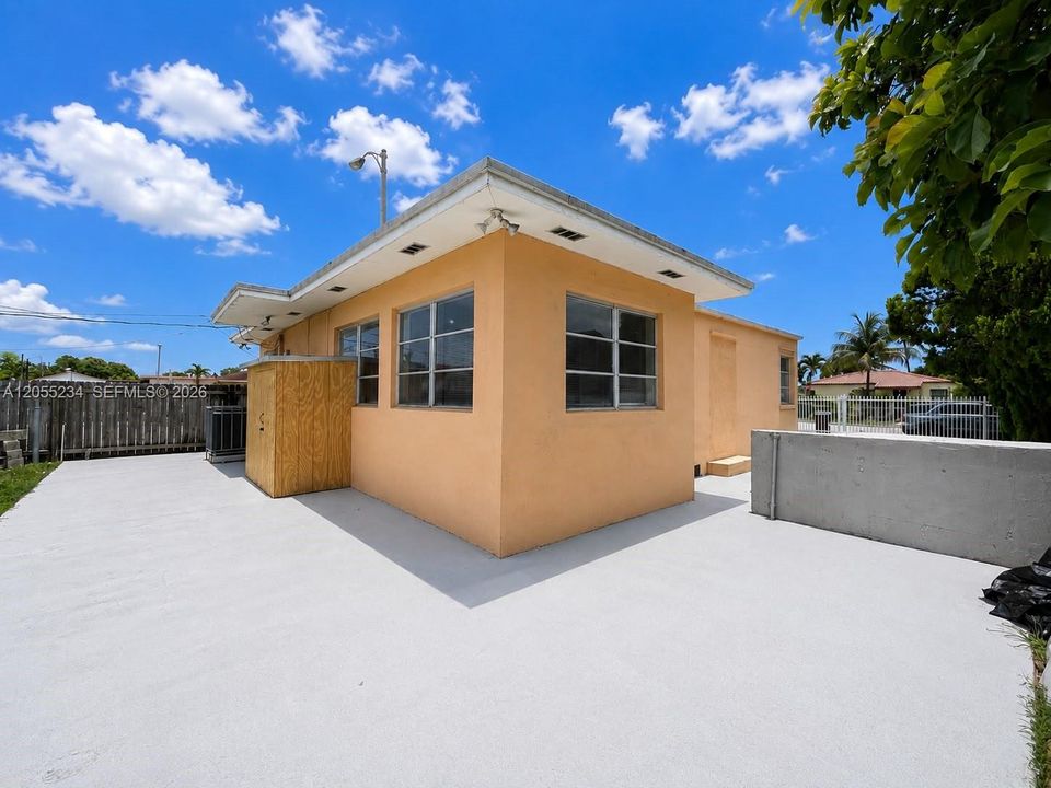 В аренду: $3,495 (4 спален, 2 ванн, 875 Квадратных фут)