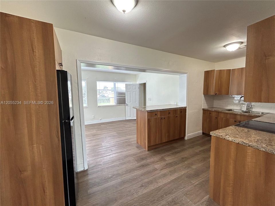 В аренду: $3,495 (4 спален, 2 ванн, 875 Квадратных фут)