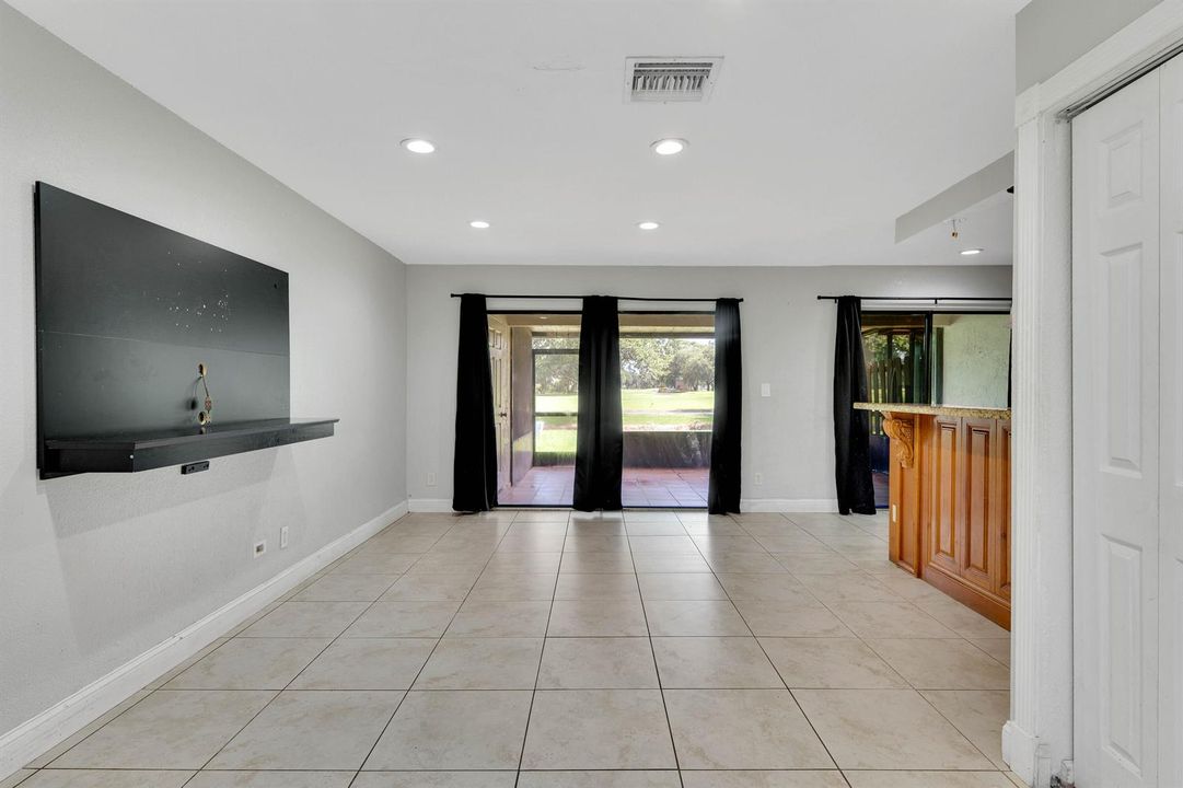 12-10723 NW 11th St-12