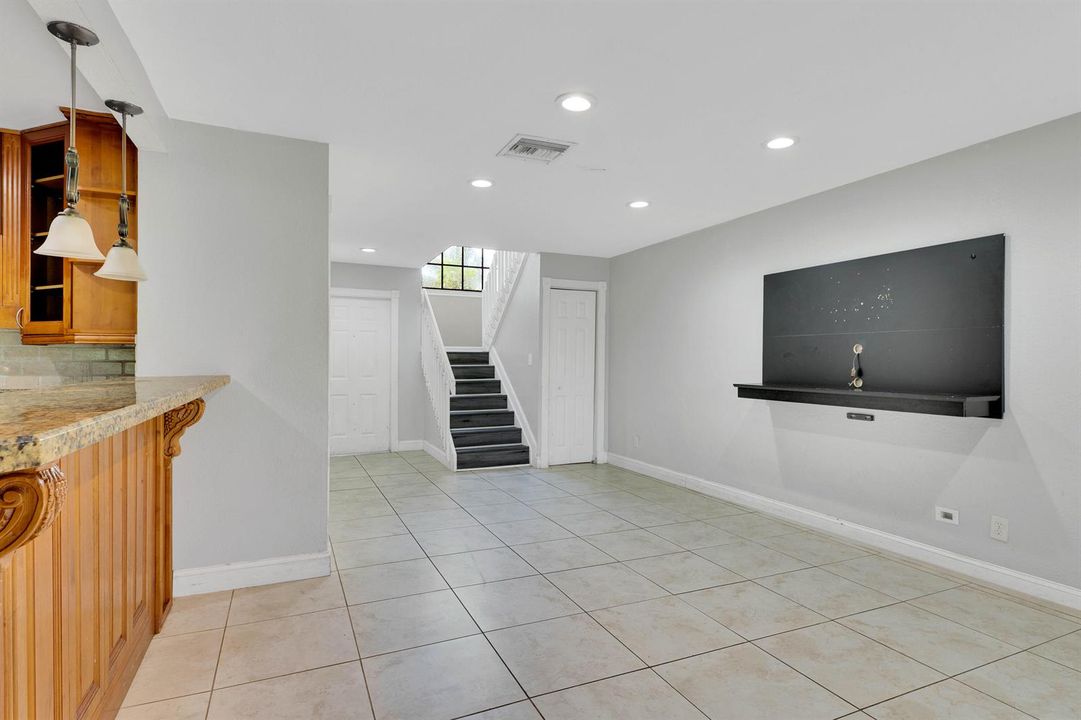 15-10723 NW 11th St-15