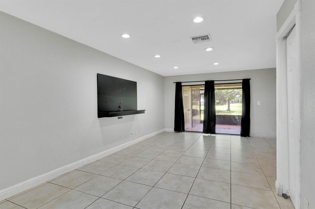 11-10723 NW 11th St-11