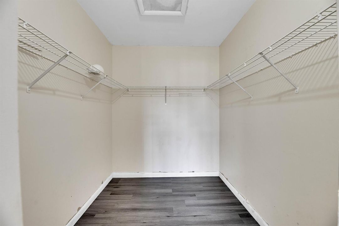 27-10723 NW 11th St-27