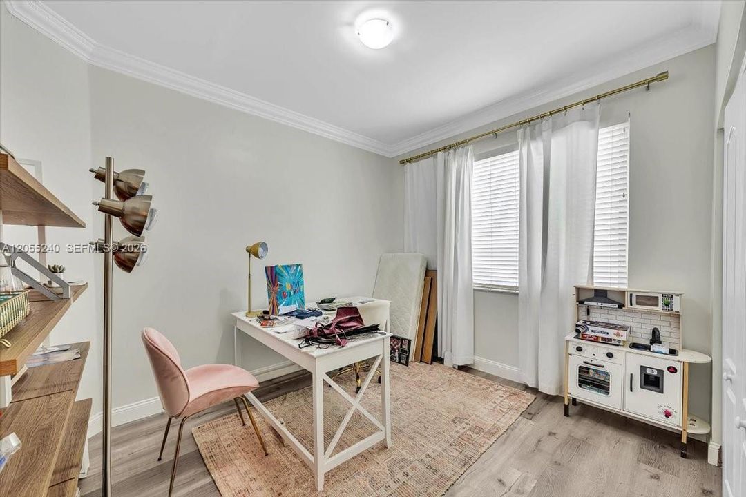 Под контрактом: $3,950 (3 спален, 2 ванн, 1900 Квадратных фут)
