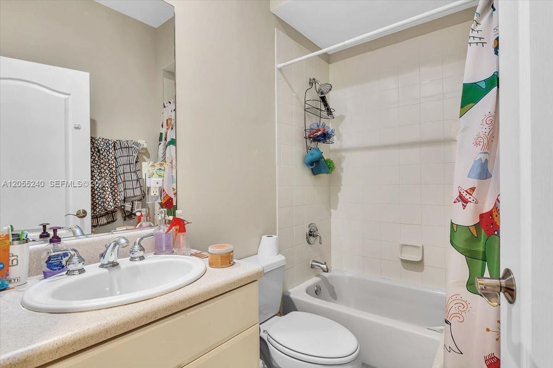 Под контрактом: $3,950 (3 спален, 2 ванн, 1900 Квадратных фут)