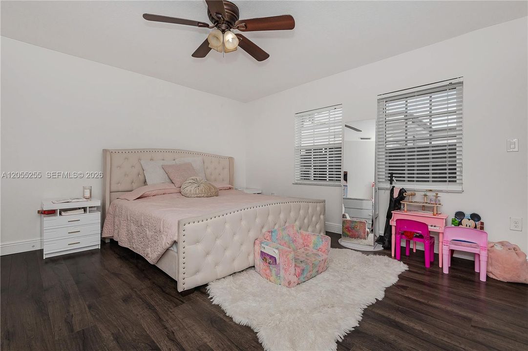 En Venta: $799,000 (4 camas, 3 baños, 1491 Pies cuadrados)