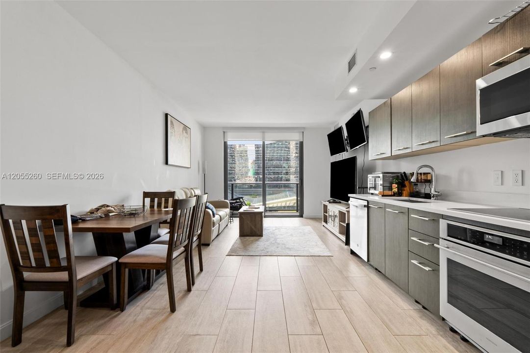 For Rent: $3,500 (1 beds, 1 baths, 738 Square Feet)