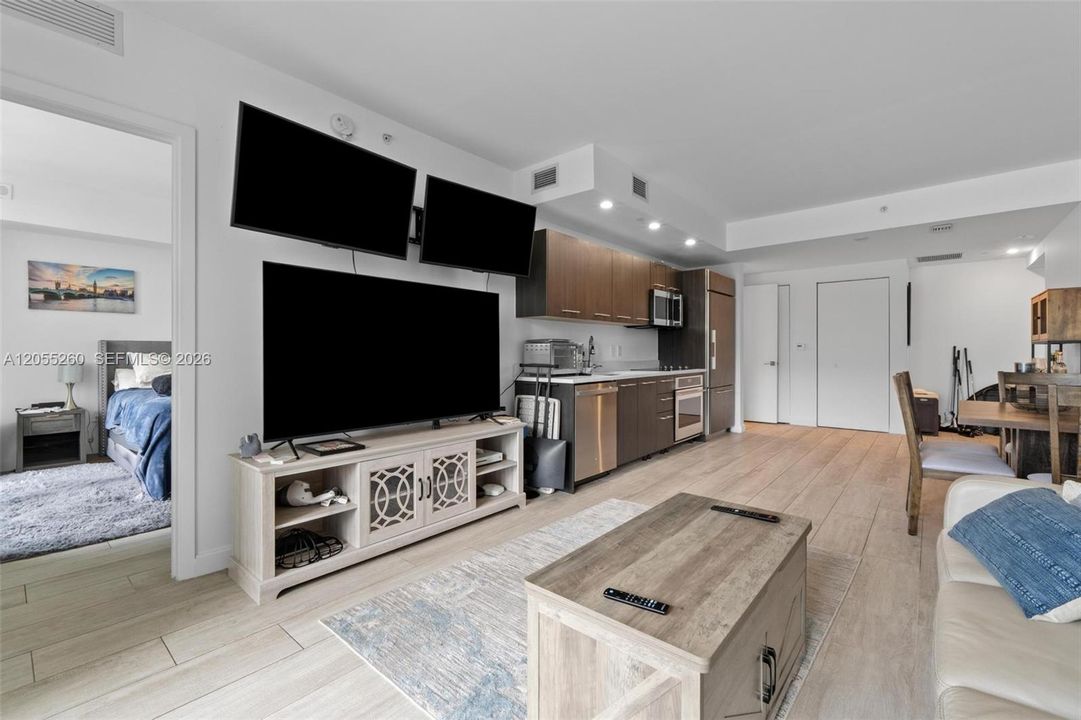 For Rent: $3,500 (1 beds, 1 baths, 738 Square Feet)