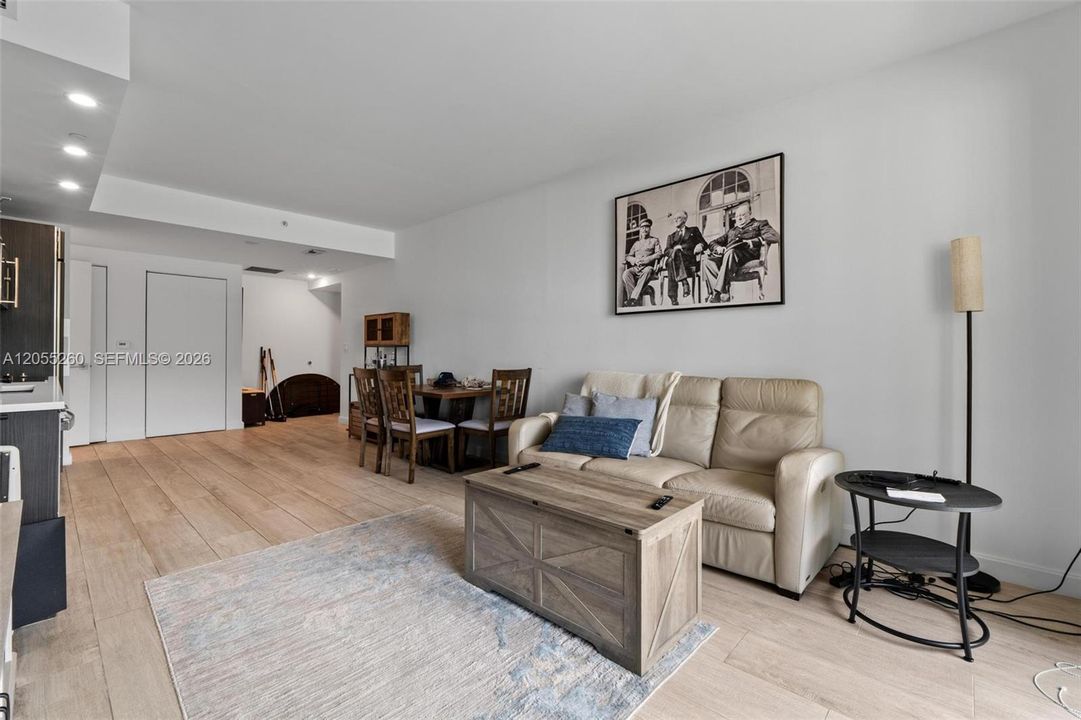 For Rent: $3,500 (1 beds, 1 baths, 738 Square Feet)