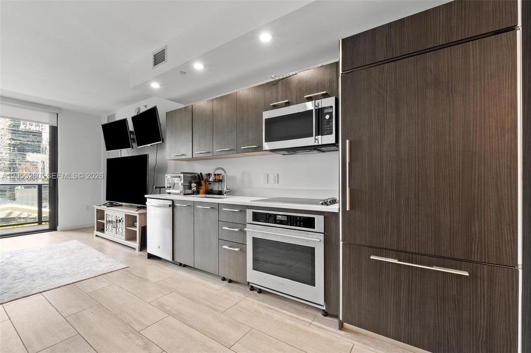 For Rent: $3,500 (1 beds, 1 baths, 738 Square Feet)
