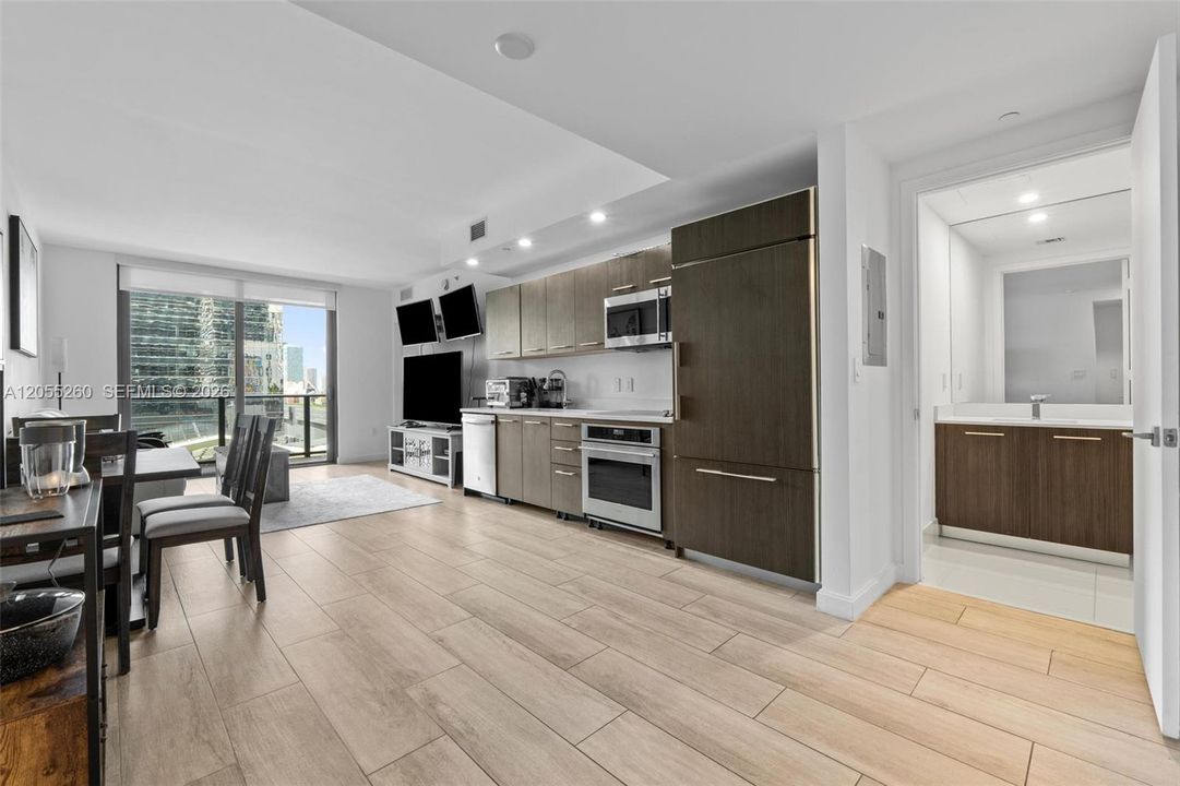 For Rent: $3,500 (1 beds, 1 baths, 738 Square Feet)