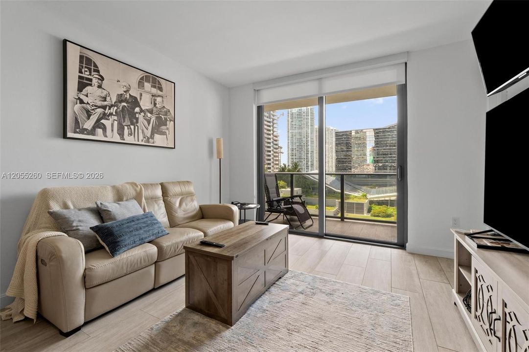 For Rent: $3,500 (1 beds, 1 baths, 738 Square Feet)