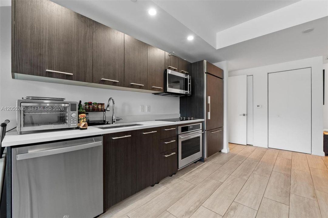 For Rent: $3,500 (1 beds, 1 baths, 738 Square Feet)