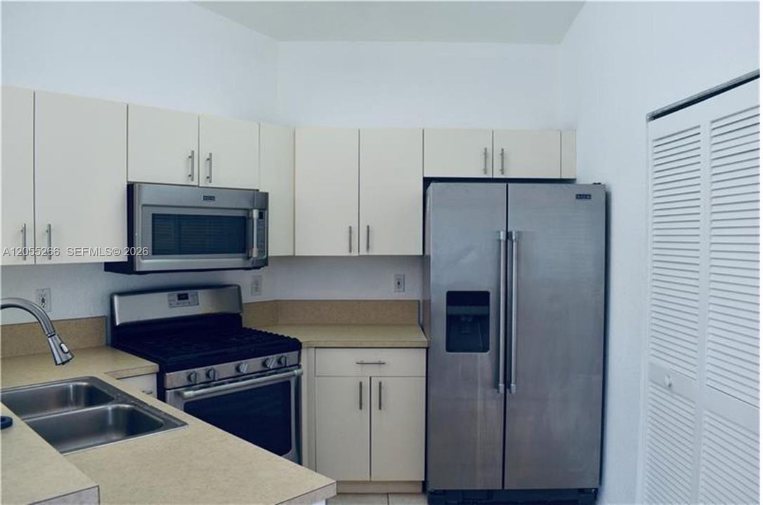 В аренду: $2,650 (3 спален, 2 ванн, 1008 Квадратных фут)