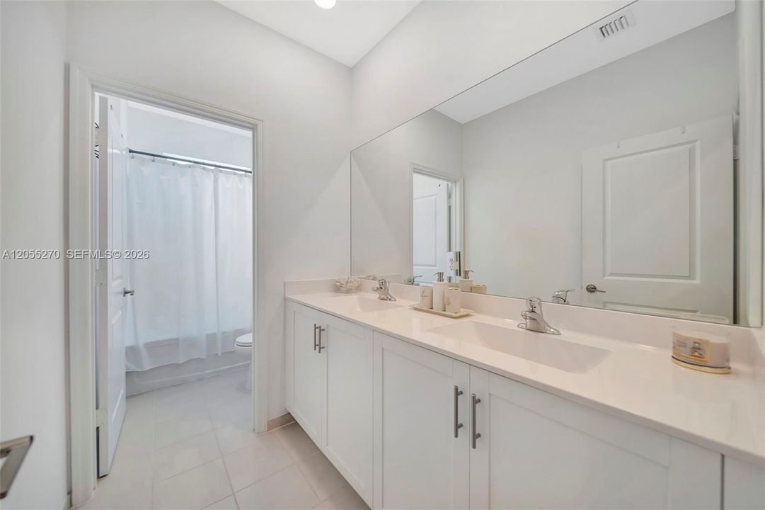 En Venta: $595,000 (4 camas, 3 baños, 2655 Pies cuadrados)