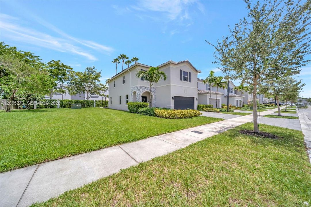 En Venta: $595,000 (4 camas, 3 baños, 2655 Pies cuadrados)
