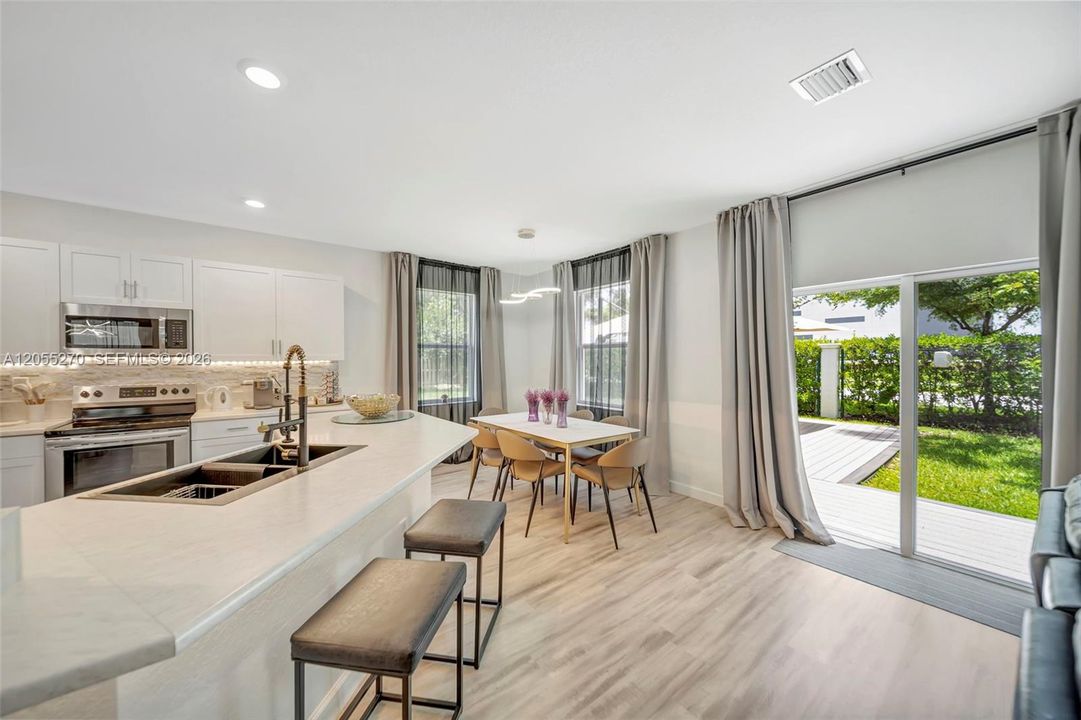 En Venta: $595,000 (4 camas, 3 baños, 2655 Pies cuadrados)
