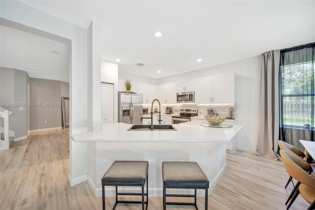 En Venta: $595,000 (4 camas, 3 baños, 2655 Pies cuadrados)