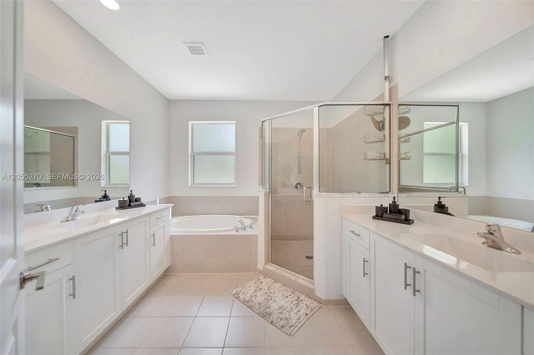 En Venta: $595,000 (4 camas, 3 baños, 2655 Pies cuadrados)