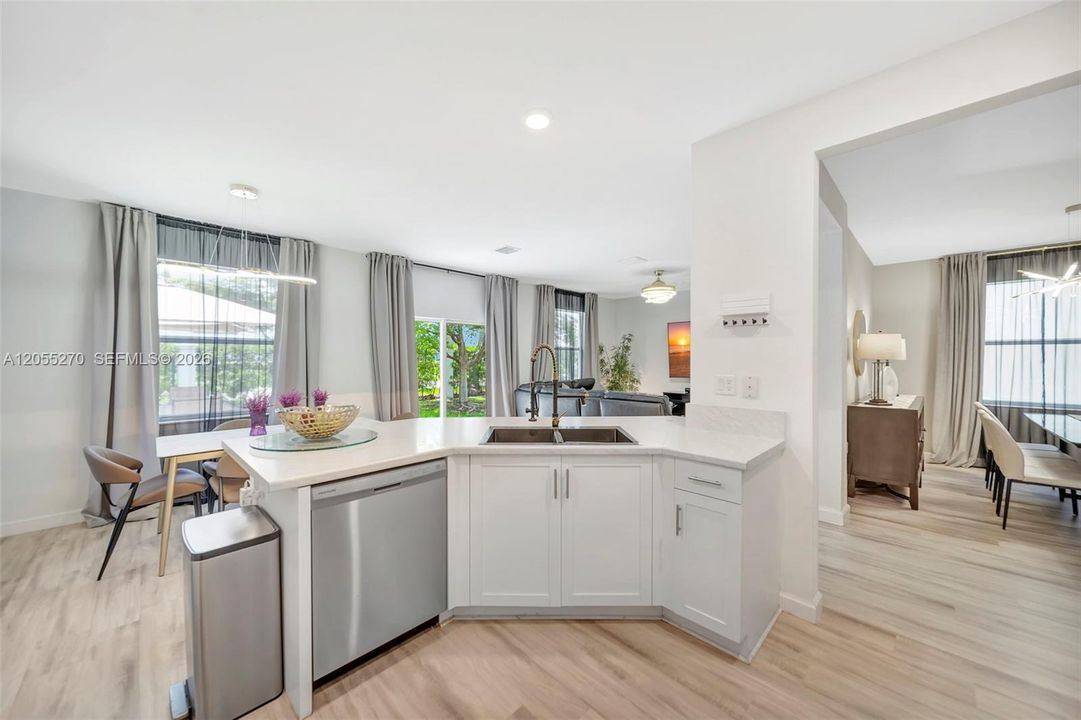 En Venta: $595,000 (4 camas, 3 baños, 2655 Pies cuadrados)