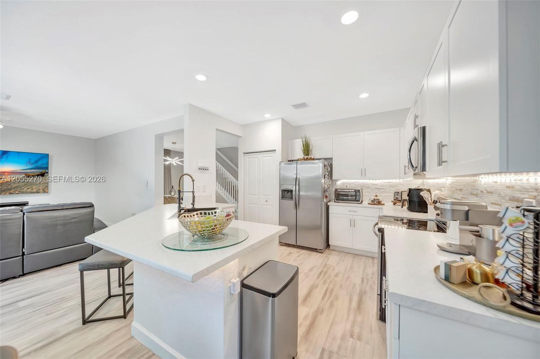 En Venta: $595,000 (4 camas, 3 baños, 2655 Pies cuadrados)