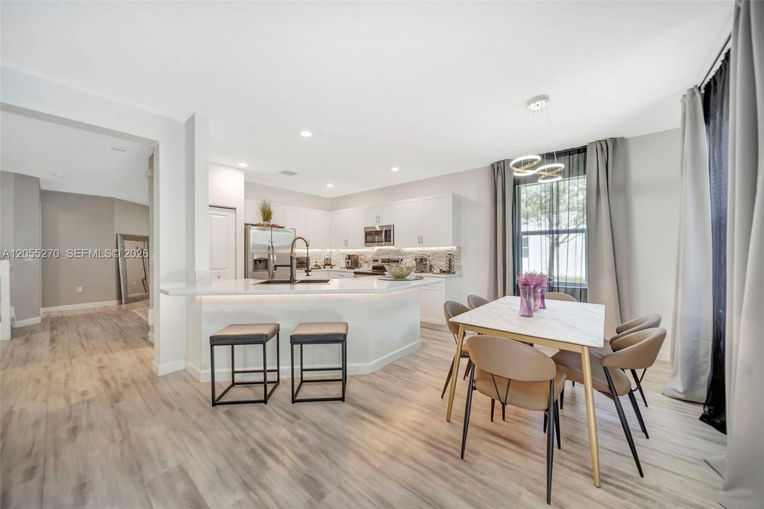 En Venta: $595,000 (4 camas, 3 baños, 2655 Pies cuadrados)