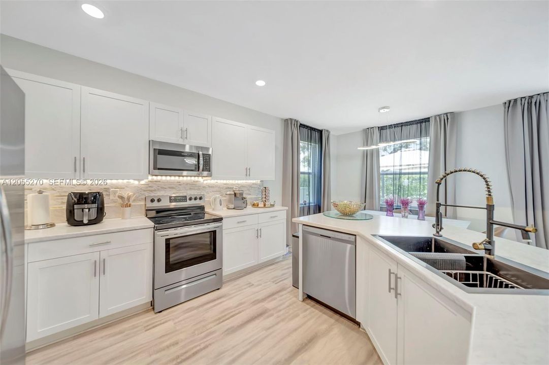 En Venta: $595,000 (4 camas, 3 baños, 2655 Pies cuadrados)