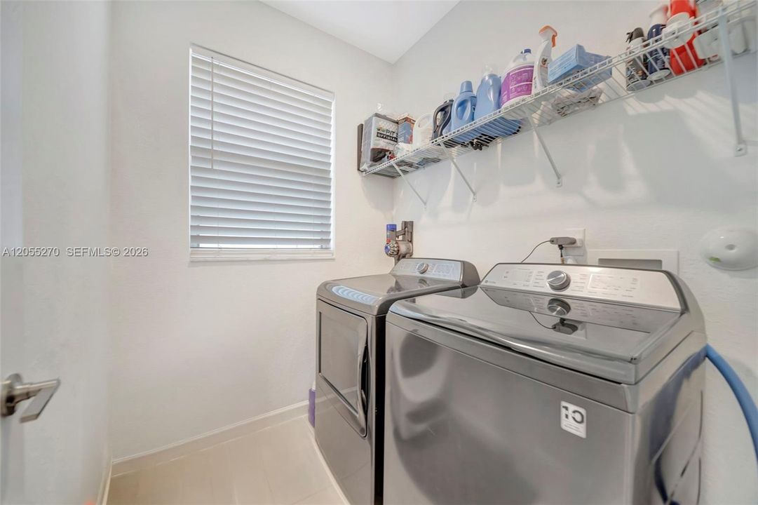 En Venta: $595,000 (4 camas, 3 baños, 2655 Pies cuadrados)