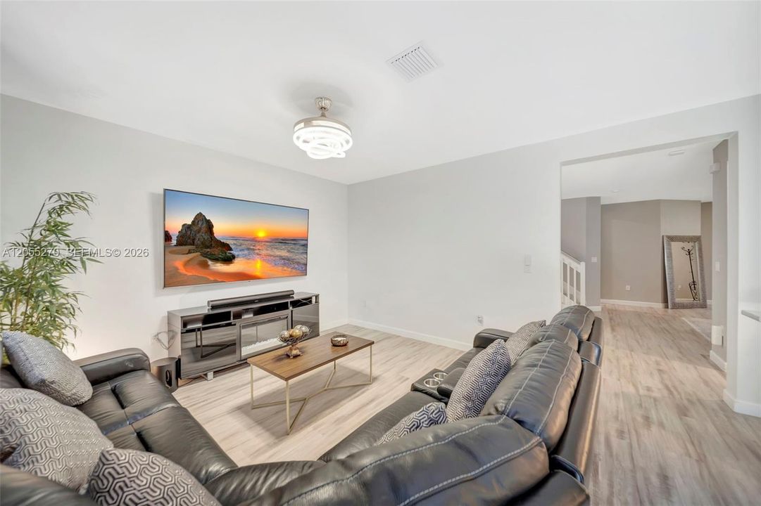En Venta: $595,000 (4 camas, 3 baños, 2655 Pies cuadrados)